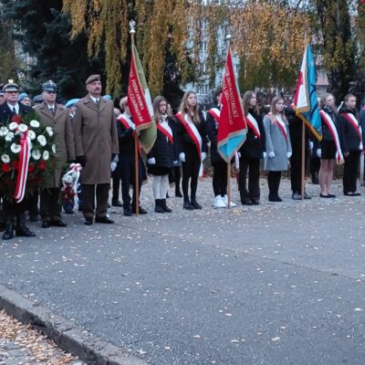 Delegacja naszych uczniów pod pomnikiem Tysiąclecia Polski