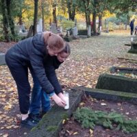 Wizyta klasy 6b na cmentarzu - Uczniowie tradycyjnie jak co roku zadbali o zapomniane mogiły