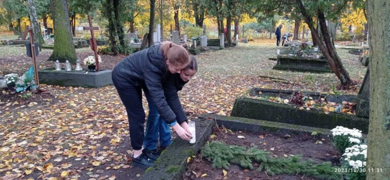 Wizyta klasy 6b na cmentarzu - Uczniowie tradycyjnie jak co roku zadbali o zapomniane mogiły